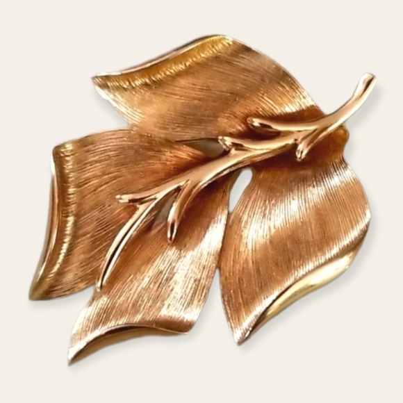 Vintage Signed MONET Brushed Goldtone Leaf Brooch - Picture 2 of 15